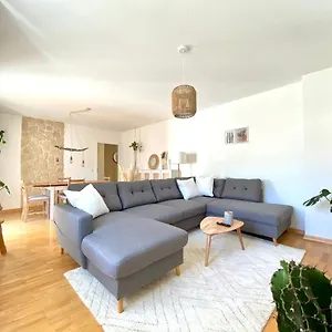 Butler Boho Boutique Netflix Apartment Füssen